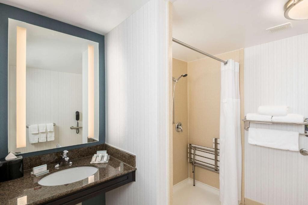 King Room with Roll-In Shower - Mobility/Hearing Accessible room - Image 3