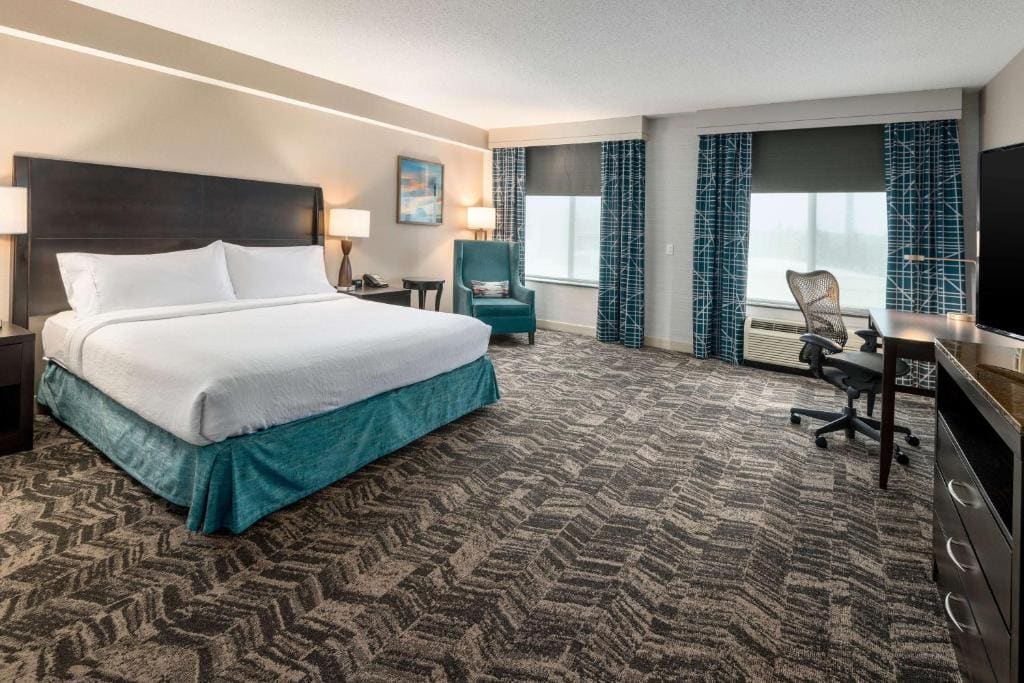 King Room with Tub - Mobility and Hearing Access room - Image 2