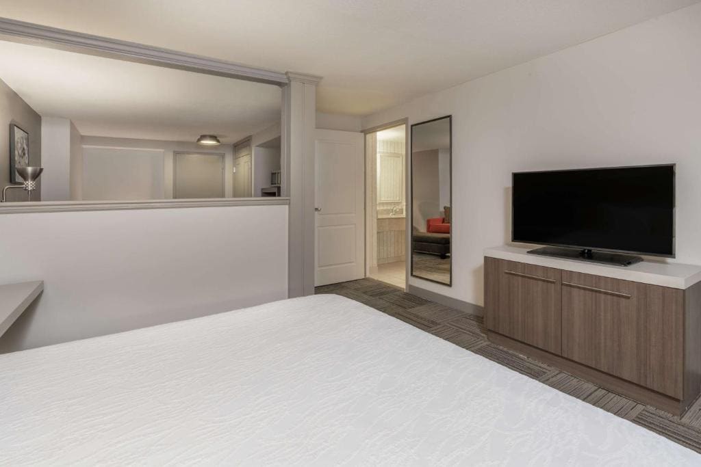 King Suite with Spa Bath room - Image 3