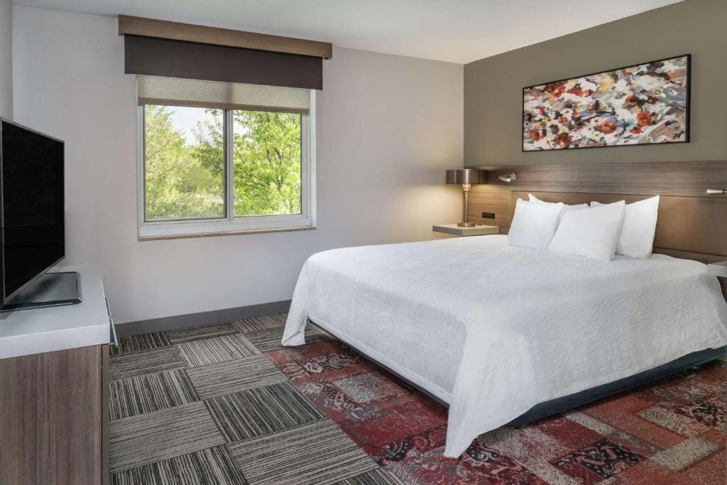 King Suite with Spa Bath room - Image 2
