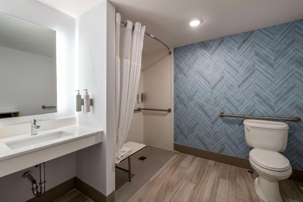 King Room with Roll-In Shower - Mobility/Hearing Accessible room - Image 2