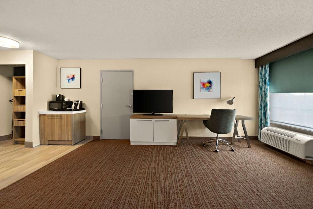 King Room with Roll-In Shower - Mobility/Hearing Accessible room - Image 1