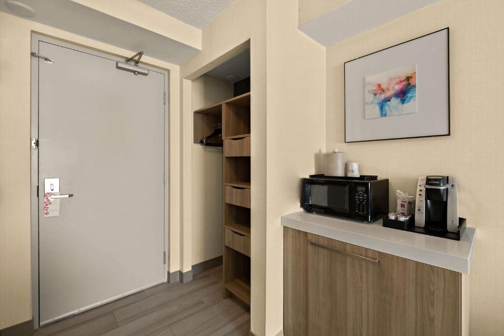 king_room_with_tub_-_mobility_and_hearing_access room - Image 3