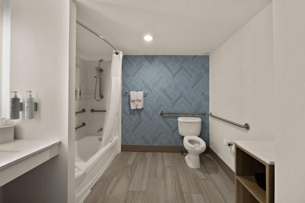 king_room_with_tub_-_mobility_and_hearing_access room - Image 2