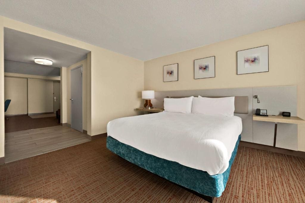 One-Bedroom King Suite with Sofa Bed room - Image 1