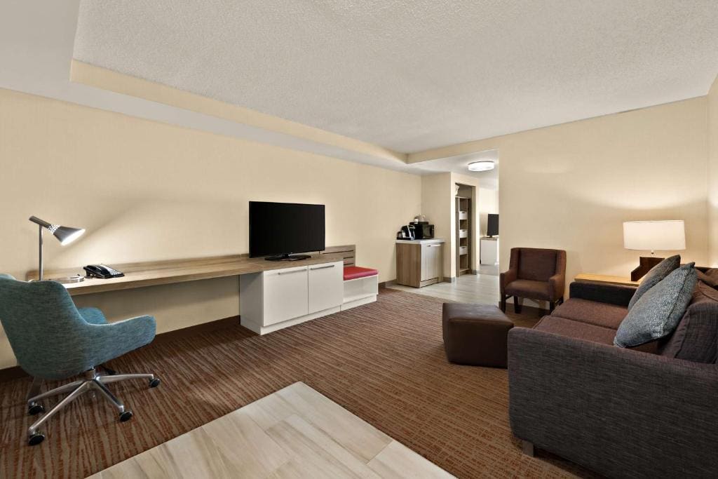 One-Bedroom Queen Suite with Sofa Bed room - Image 3