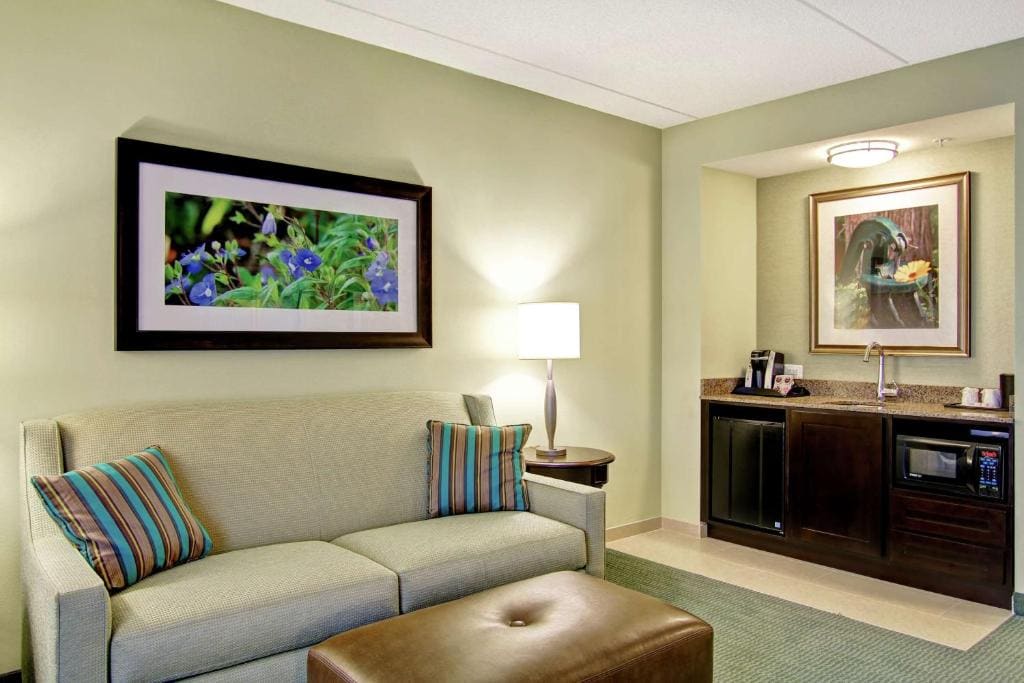 One-Bedroom King Suite room - Image 3