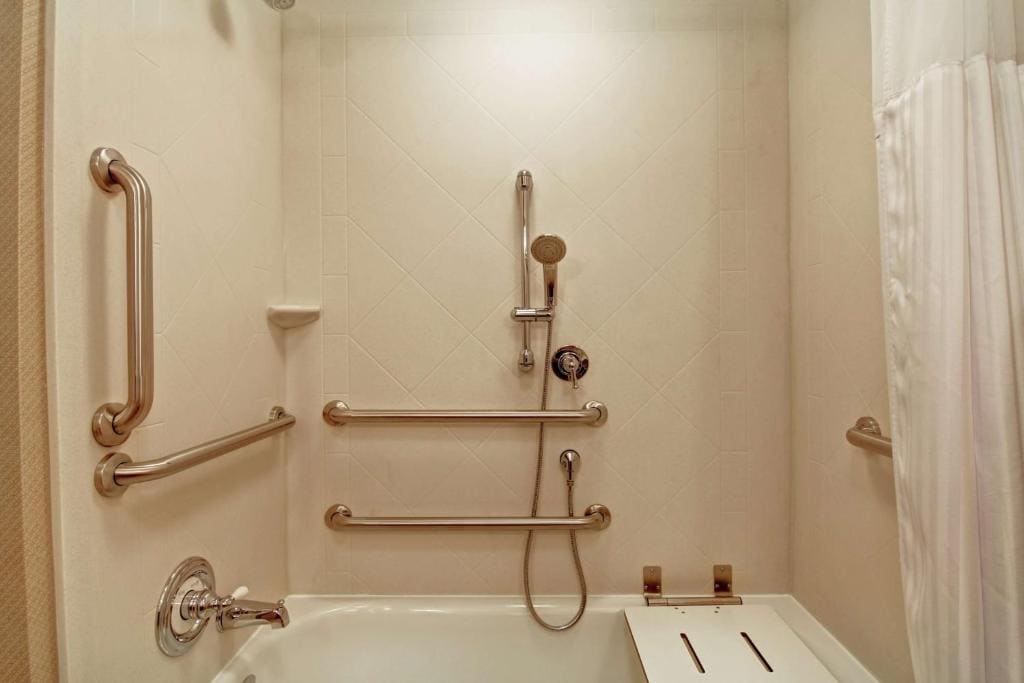 King Room with Tub - Mobility and Hearing Access room - Image 3
