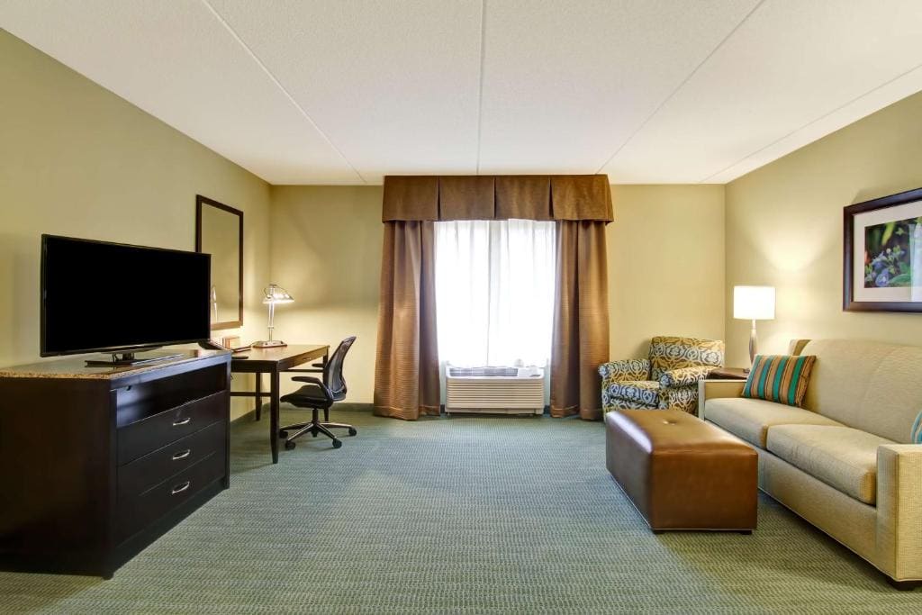 One-Bedroom King Suite room - Image 2