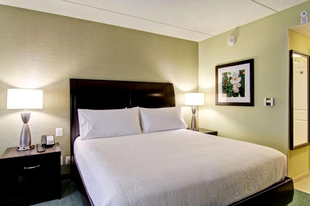 King Room with Tub - Mobility and Hearing Access room - Image 2