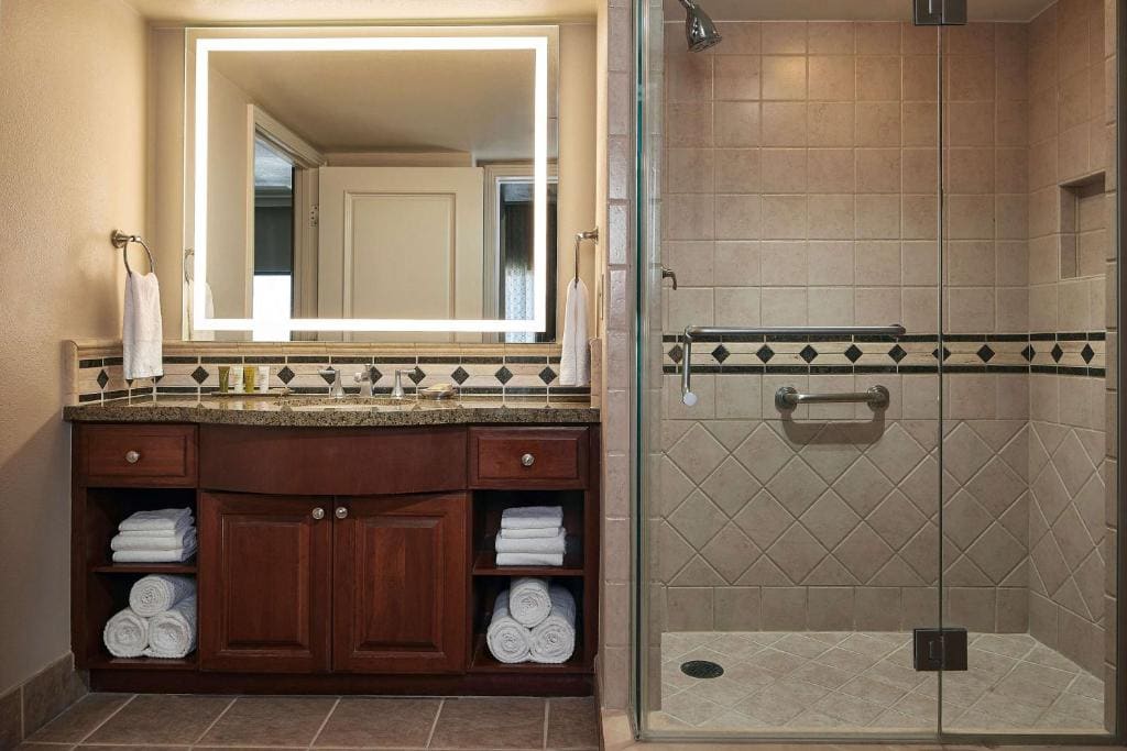One-Bedroom King Suite with Sofa Bed room - Image 3