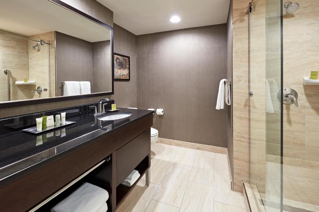 One-Bedroom King Suite room - Image 3