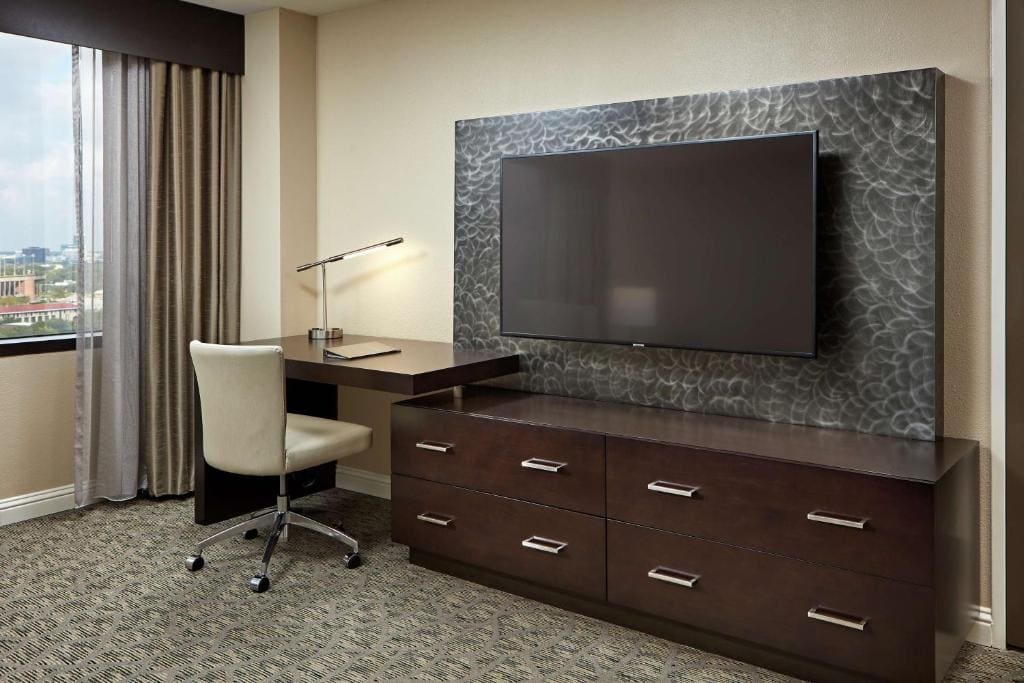 Double Room with Two Double Beds and Bath Tub - Mobility Accessible room - Image 3
