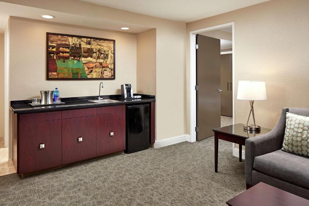 One-Bedroom Double Suite with Two Double Beds room - Image 3