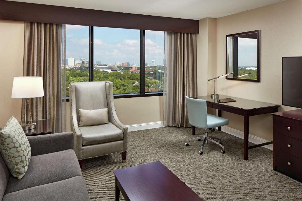 One-Bedroom King Suite room - Image 2