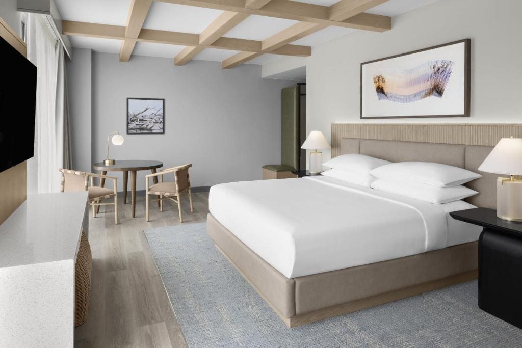 Corner Junior King Suite with Water View room - Image 1