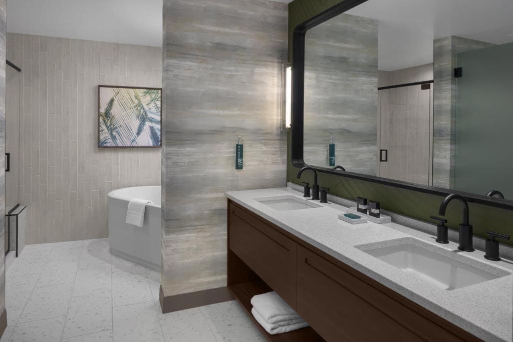 Corner Junior King Suite with Water View room - Image 2