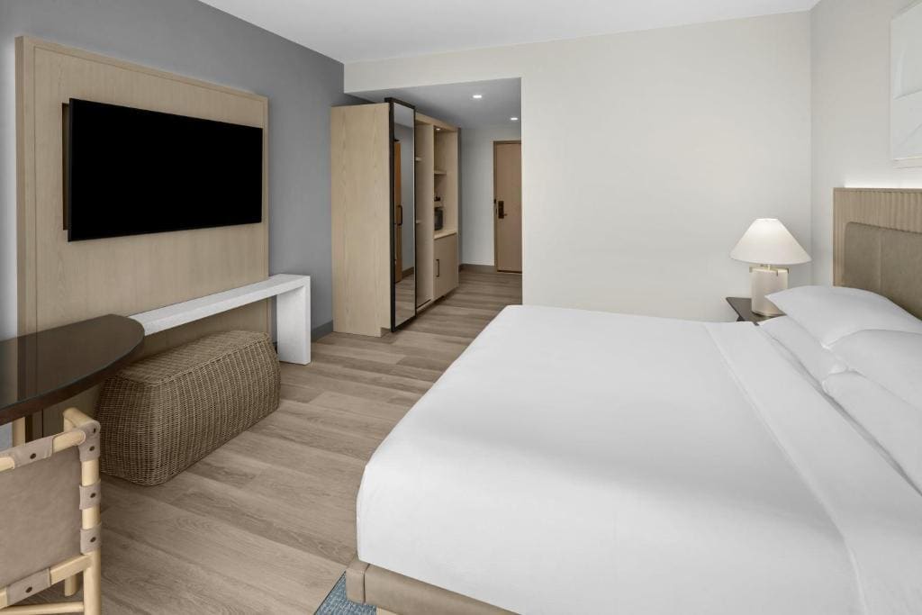 King Room with Roll-In Shower and Water View - Mobility Accessible room - Image 1