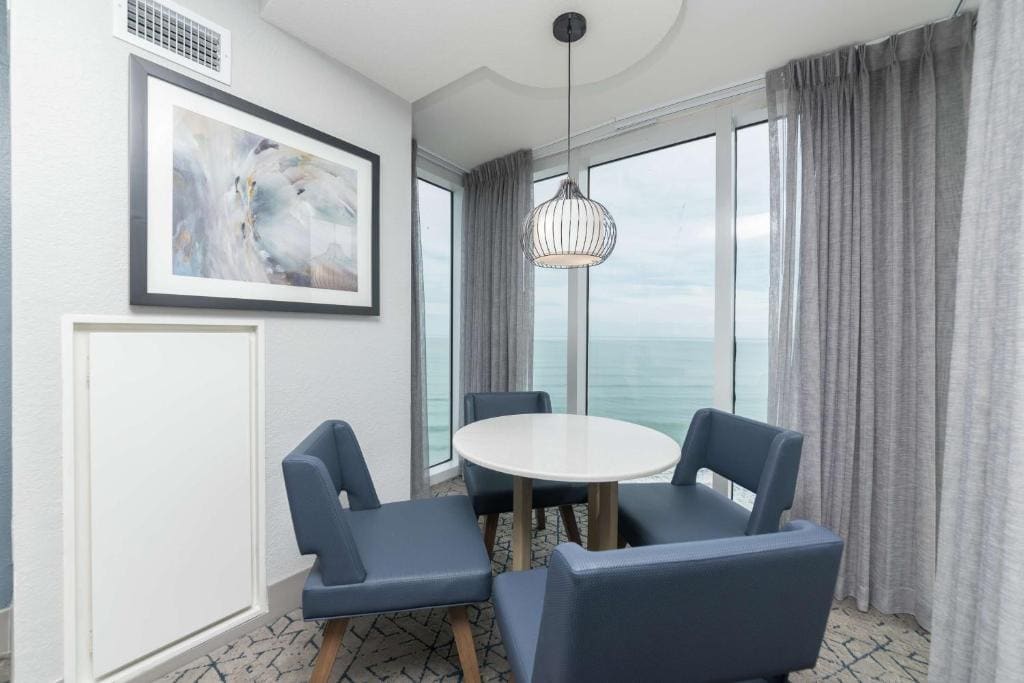 Junior King Suite with Oceanfront View room - Image 1
