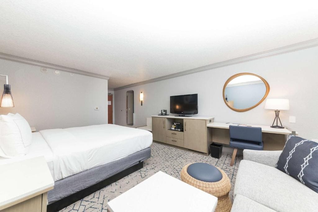 King Room with Ocean View - Non-Smoking room - Image 2