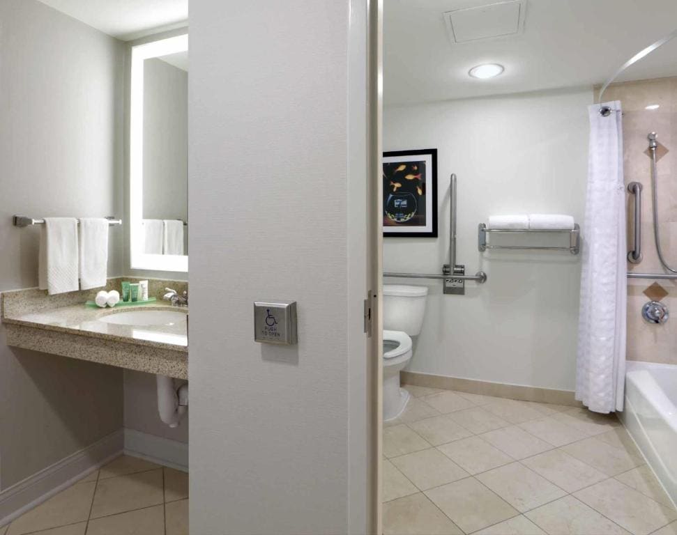 King Room with Bath Tub - Mobility Access room - Image 1