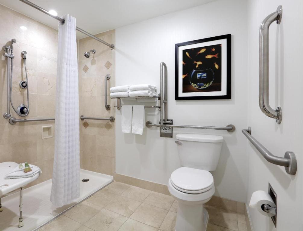 King Room with Roll-In Shower - Mobility Access room - Image 2