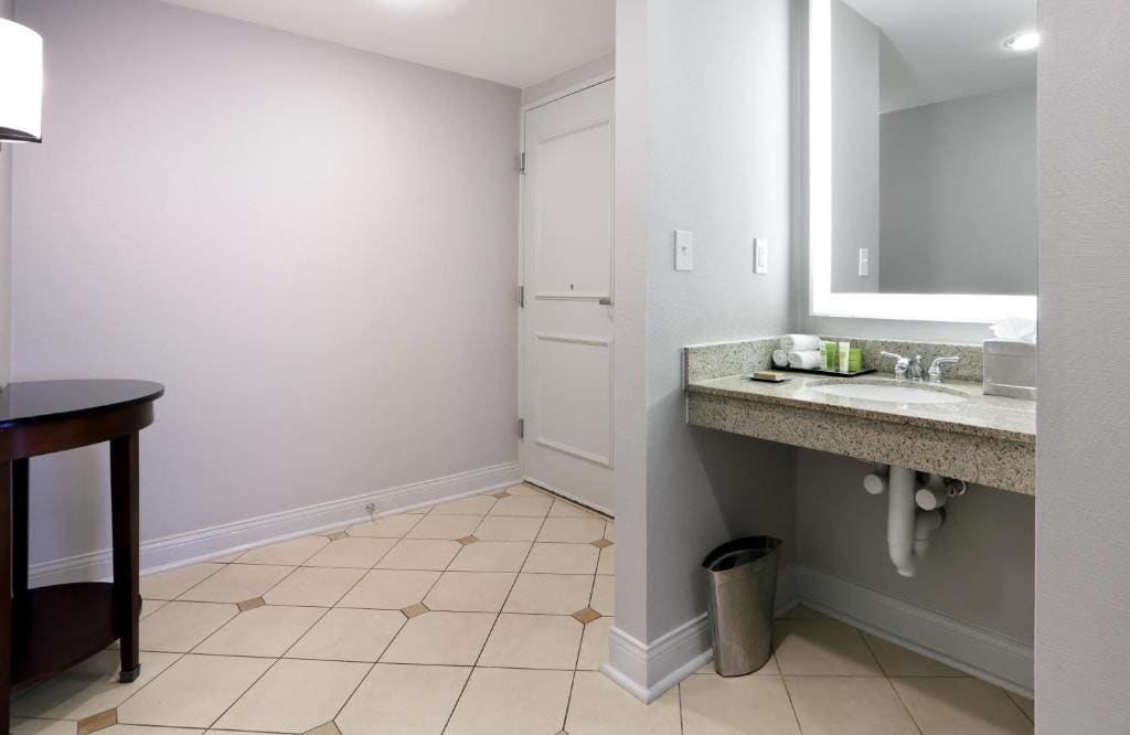 King Room with Roll-In Shower - Mobility Access room - Image 1