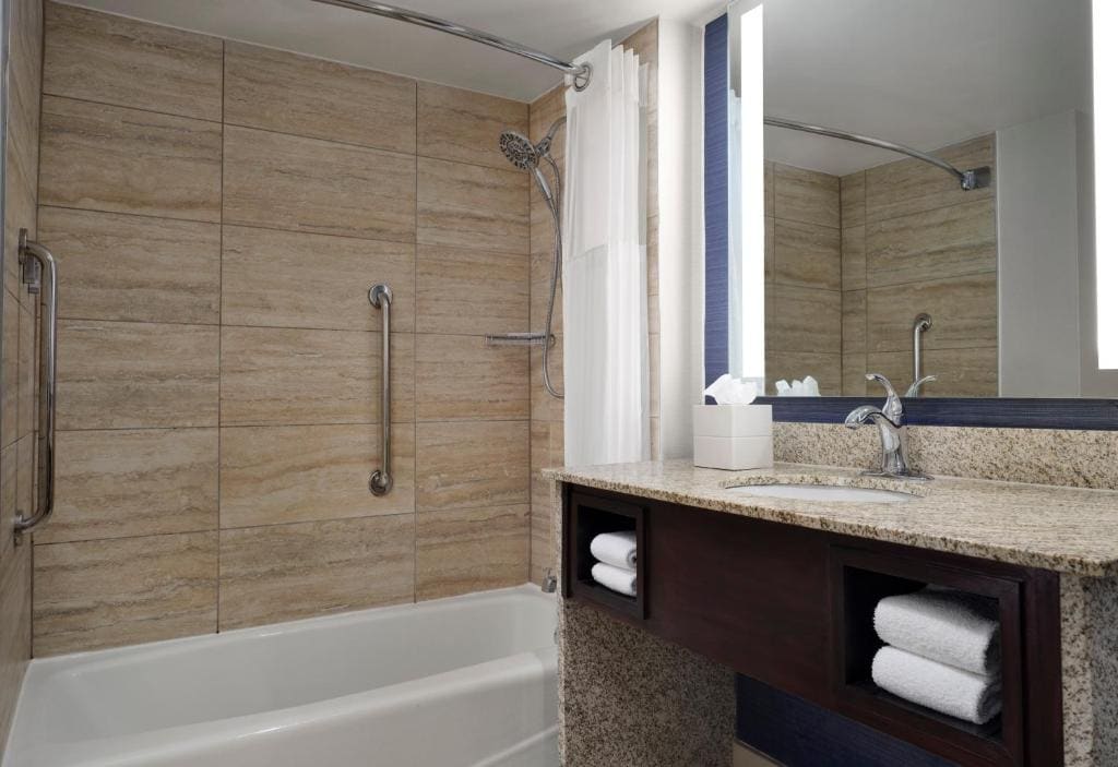 Standard King Room with Roll In Shower and City View - Mobility and Hearing Accessible room - Image 1