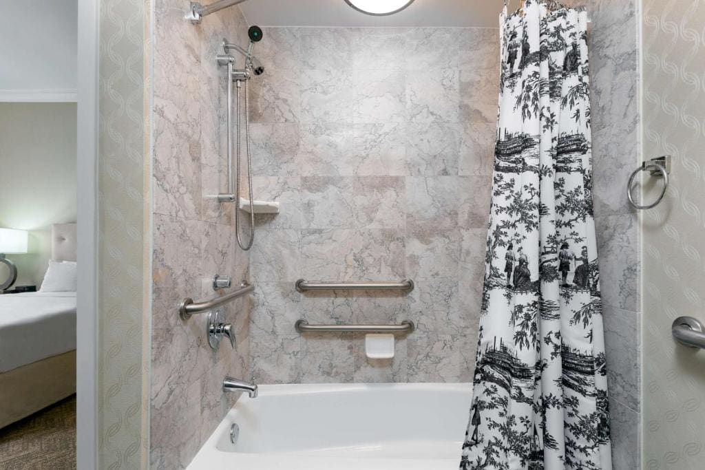 Queen Suite with Two Queen Beds with Bath Tub - Mobility and Hearing Access/Non-Smoking room - Image 3
