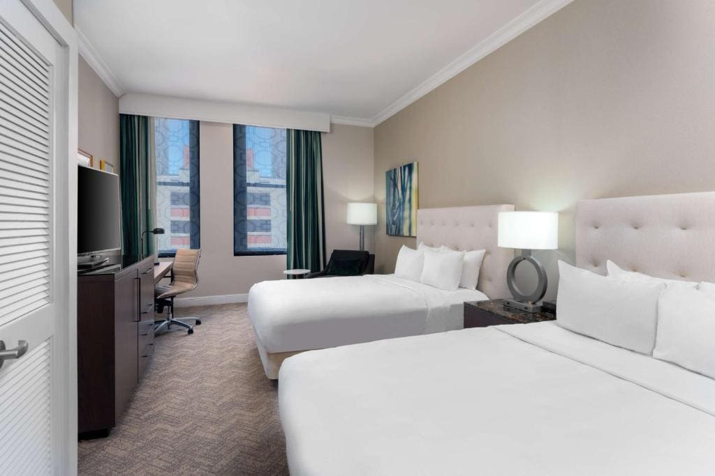 Queen Suite with Two Queen Beds with Bath Tub - Mobility and Hearing Access/Non-Smoking room - Image 1