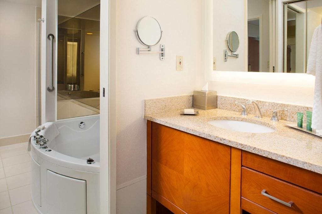 One-Bedroom Deluxe King Suite - Non-Smoking room - Image 1