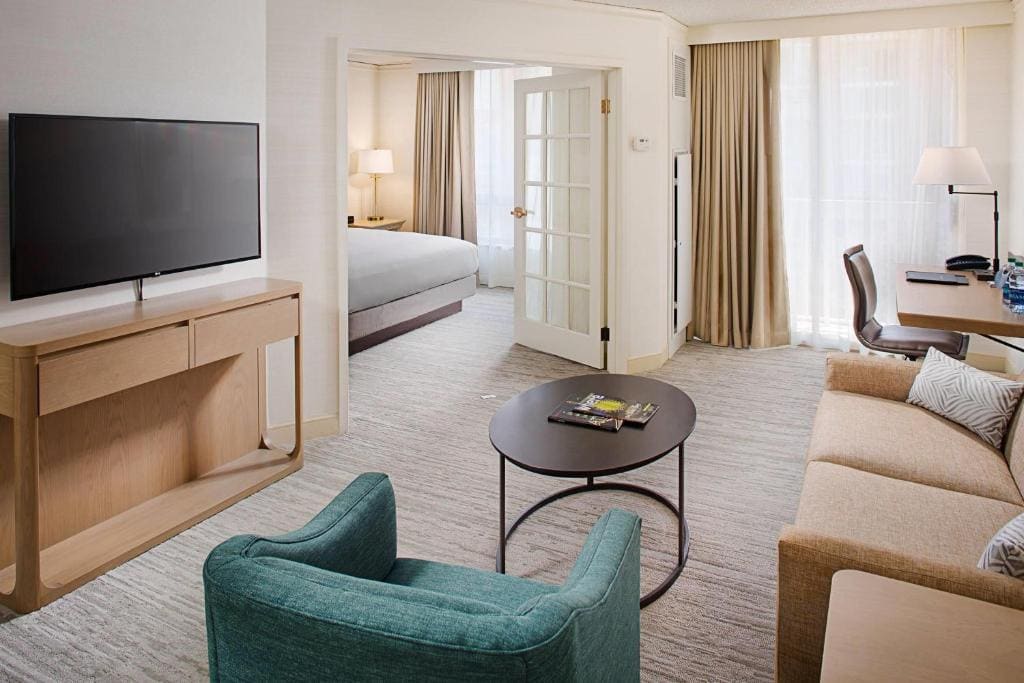 One-Bedroom Mobility Accessible King Suite with Tub with Grab Bars - Executive Floor/Non-Smoking room - Image 1
