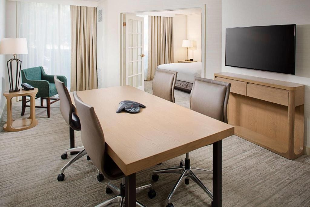 One-Bedroom Business King Suite - Non-Smoking room - Image 2