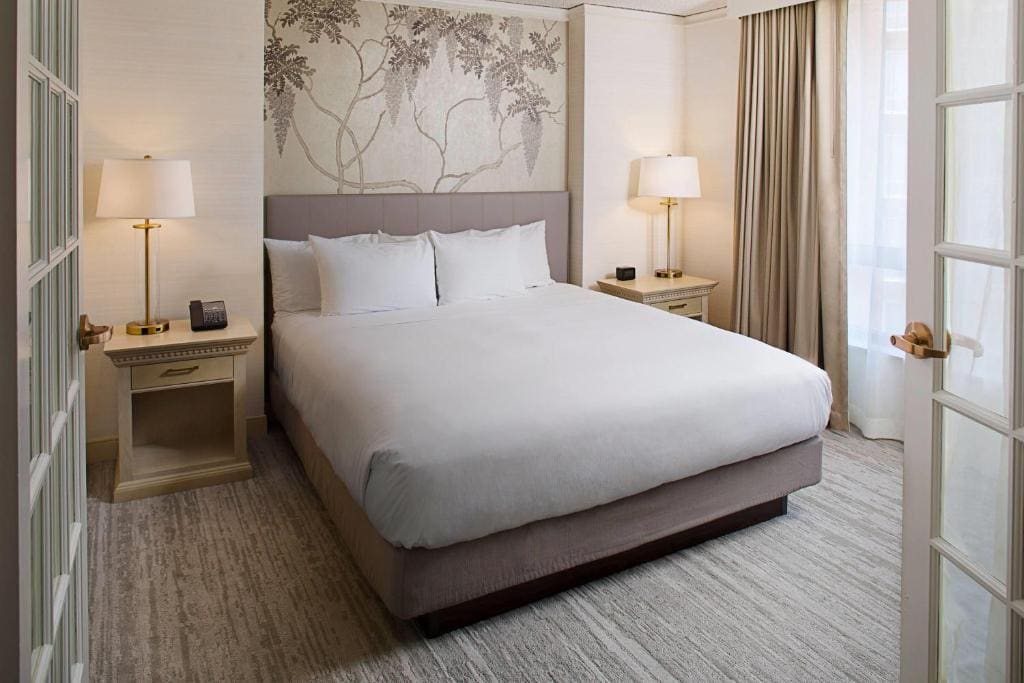 One-Bedroom Mobility Accessible King Suite with Roll-In Shower - Non-Smoking room - Image 3