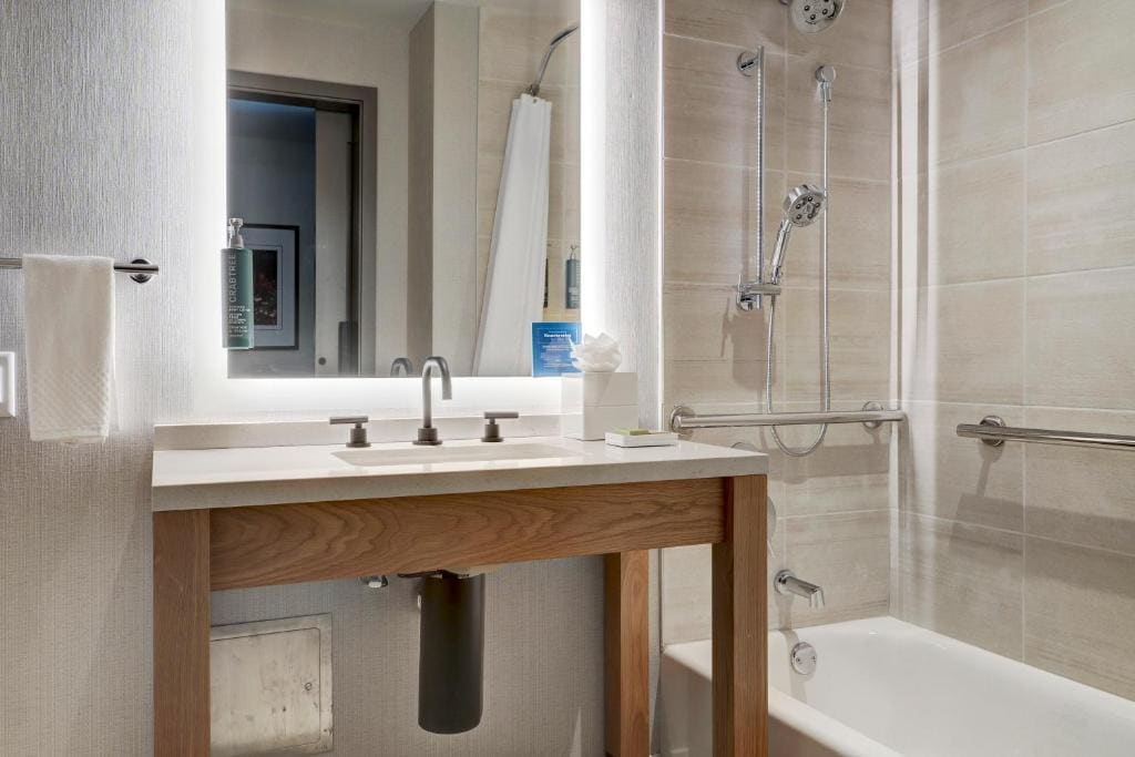 Deluxe Queen Room with Two Queen Beds with Bath Tub and View - Mobility Accessible room - Image 1