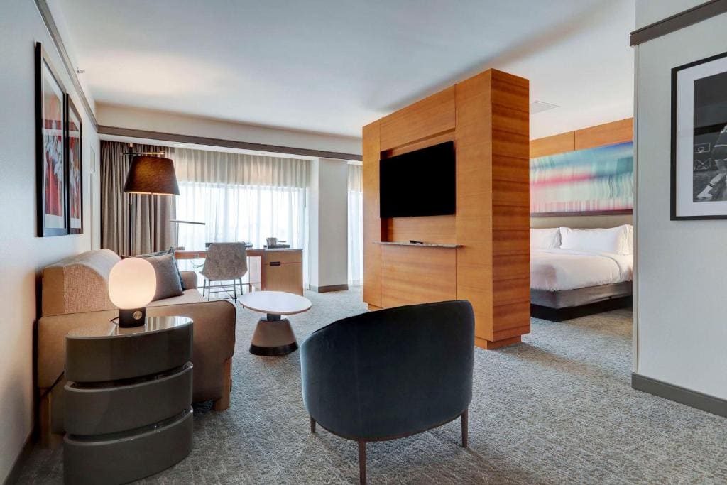 King Room with City View and Roll-in Shower - Mobility and Hearing Access room - Image 1