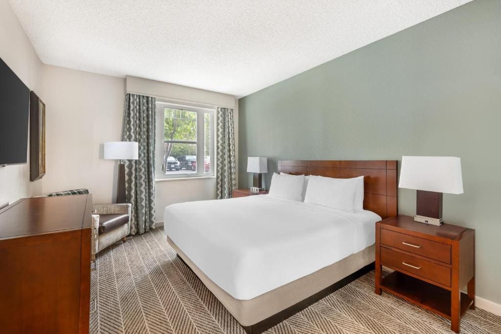 One-Bedroom King Suite with Sofa Bed room - Image 3