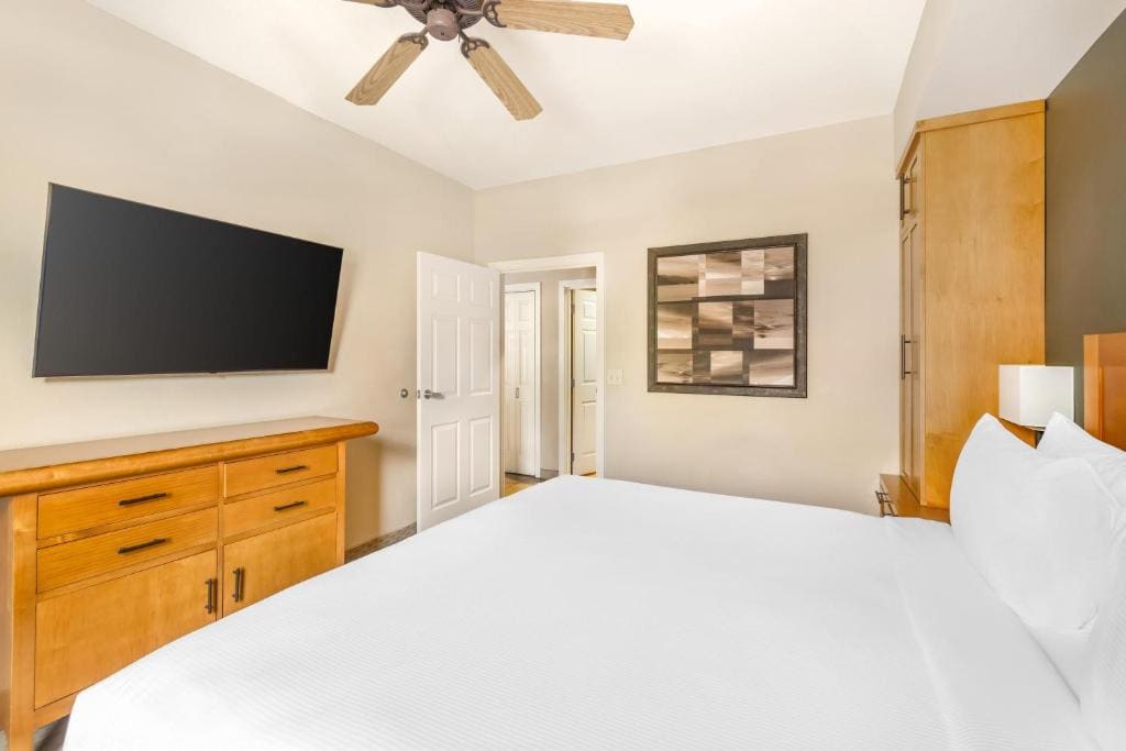 1 BEDROOM 1 KING SUITE HEARING ACCESSIBLE room - Image 2