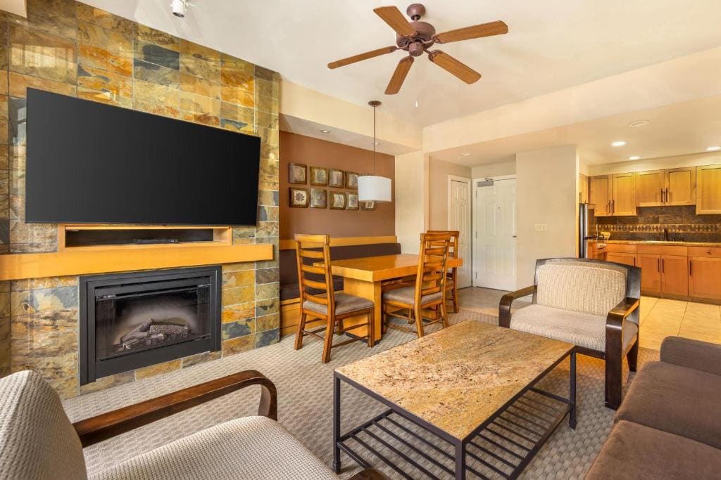 1 BEDROOM 1 KING DELUXE SUITE WITH SOFABED room - Image 1