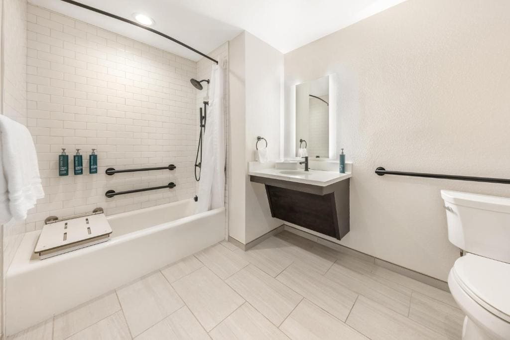 1 BEDROOM 1 KING SUITE HEARING ACCESSIBLE room - Image 3