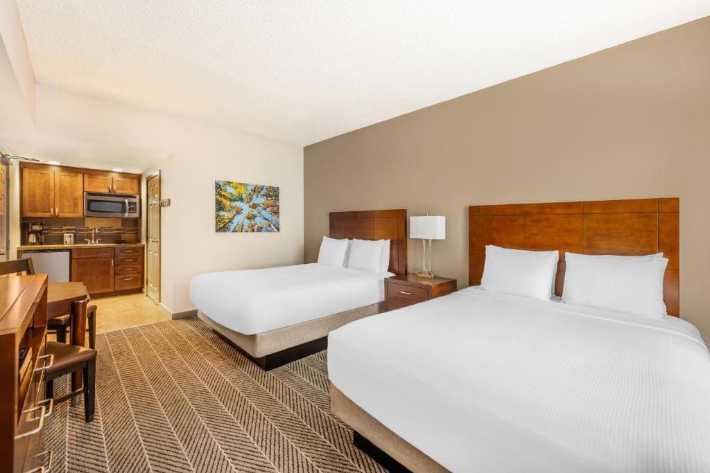 Studio with Two Queen Beds - Hearing Accessible room - Image 2