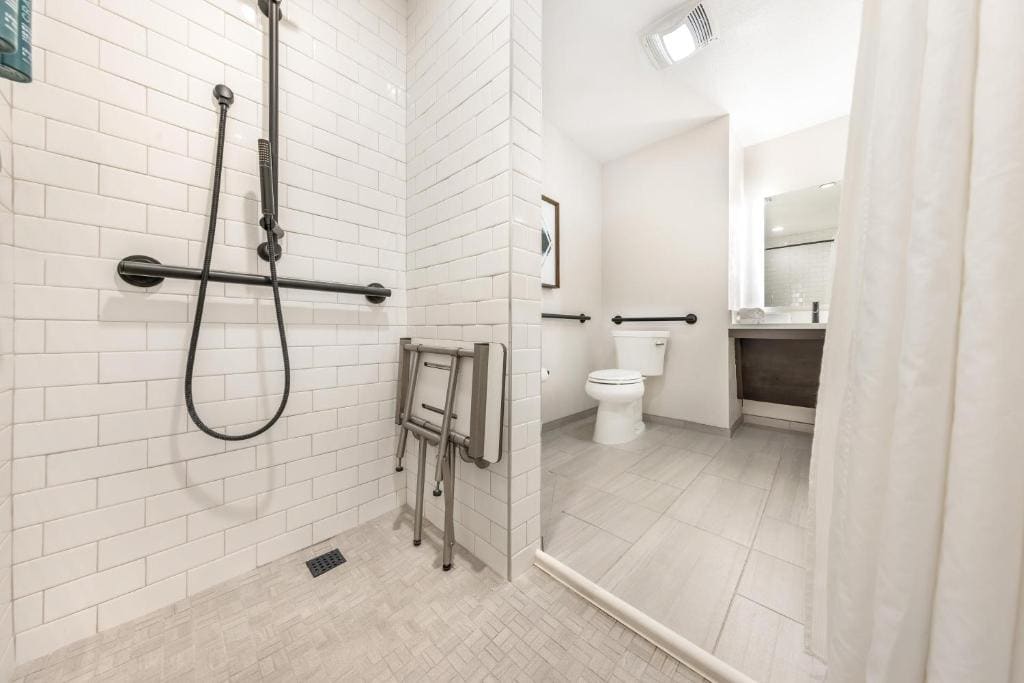 Queen Studio with Bath Tub - Mobility Accessible room - Image 1
