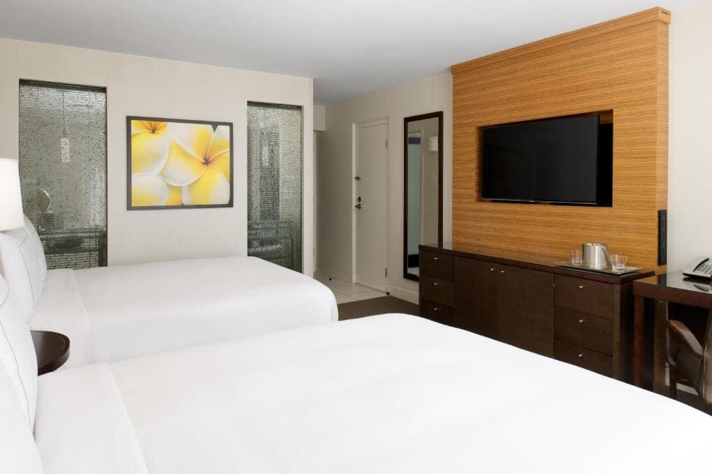 Queen Room with Two Queen Beds and City View room - Image 1