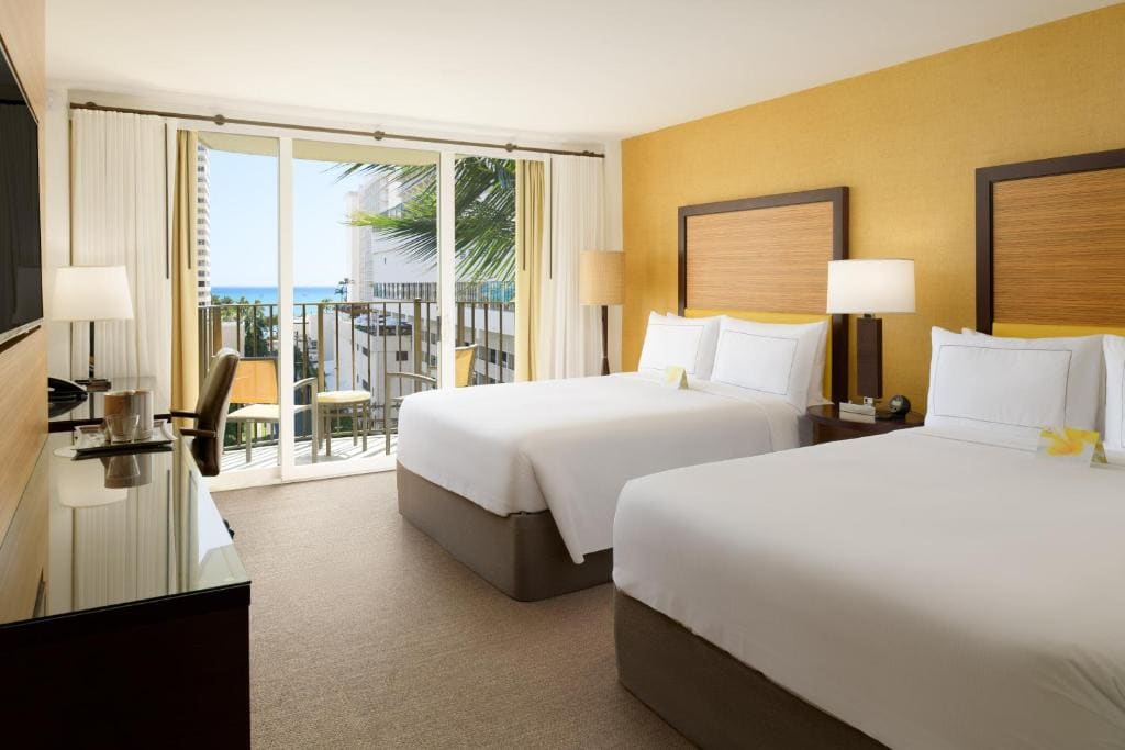Queen Room with Two Queen Beds and City View room - Image 3