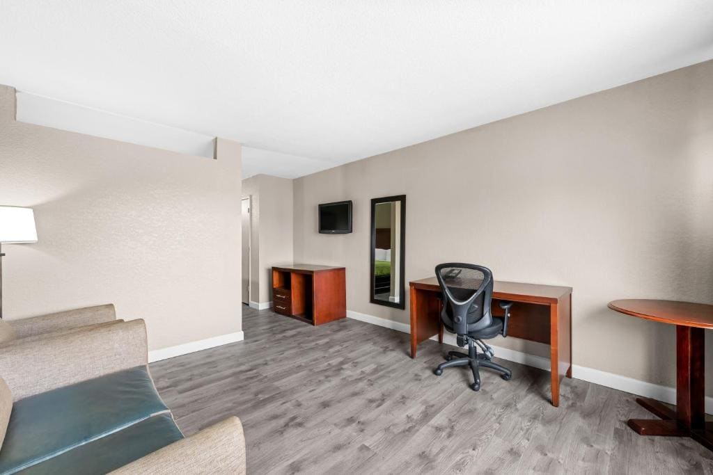 King Room - Non Smoking/Exterior Corridor room - Image 3