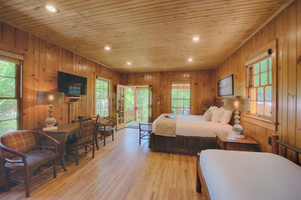 Rhododendron Lodge Suite room - Image 2