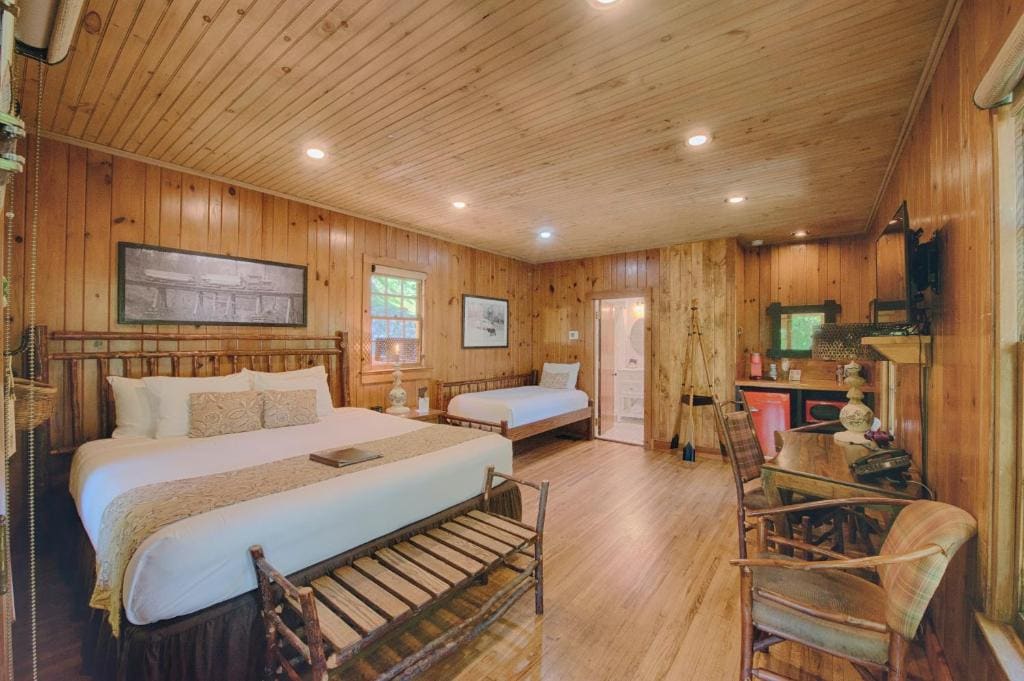 Rhododendron Lodge Suite room - Image 3