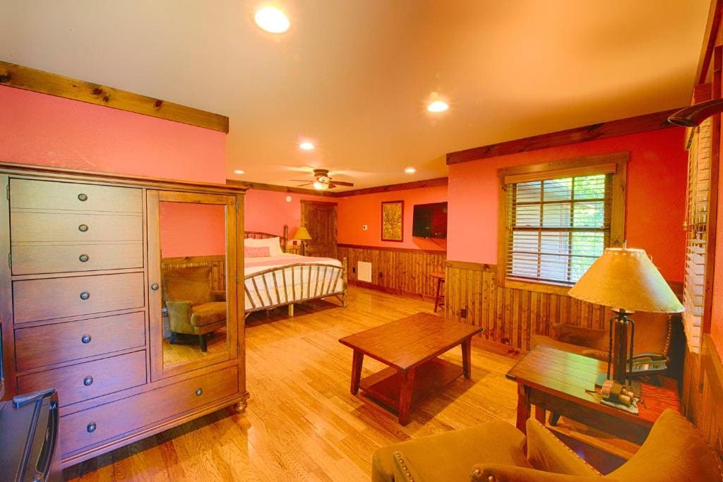 White Oak Cabin 2 room - Image 1