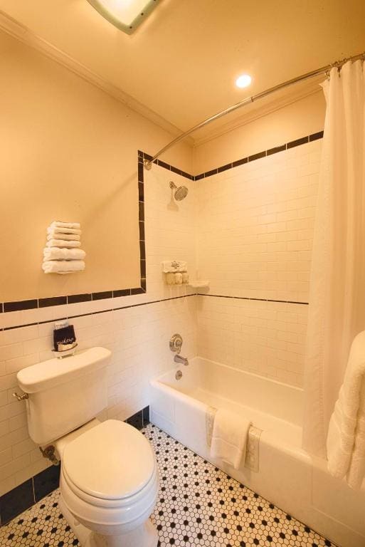Sunflower Lodge Room room - Image 2