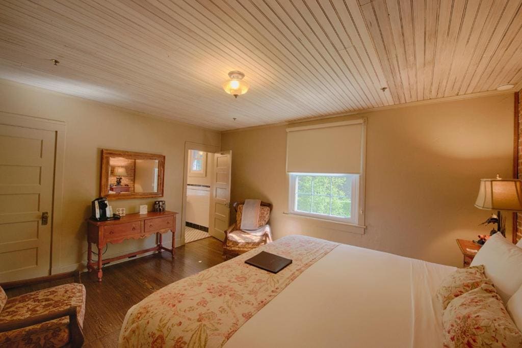 Azalea Lodge Room room - Image 1
